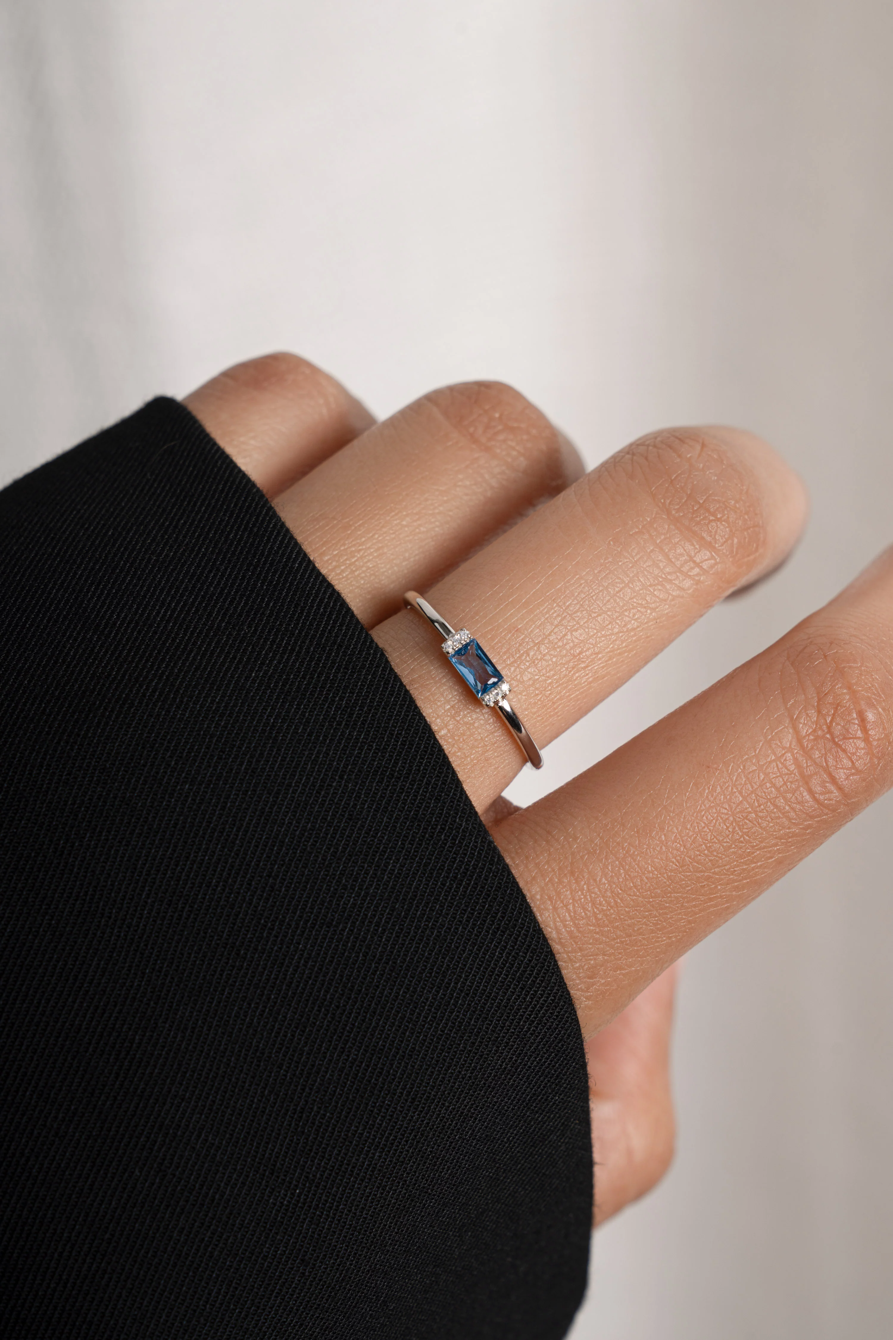 Aquamarine Simple Baguette Ring - Image 4