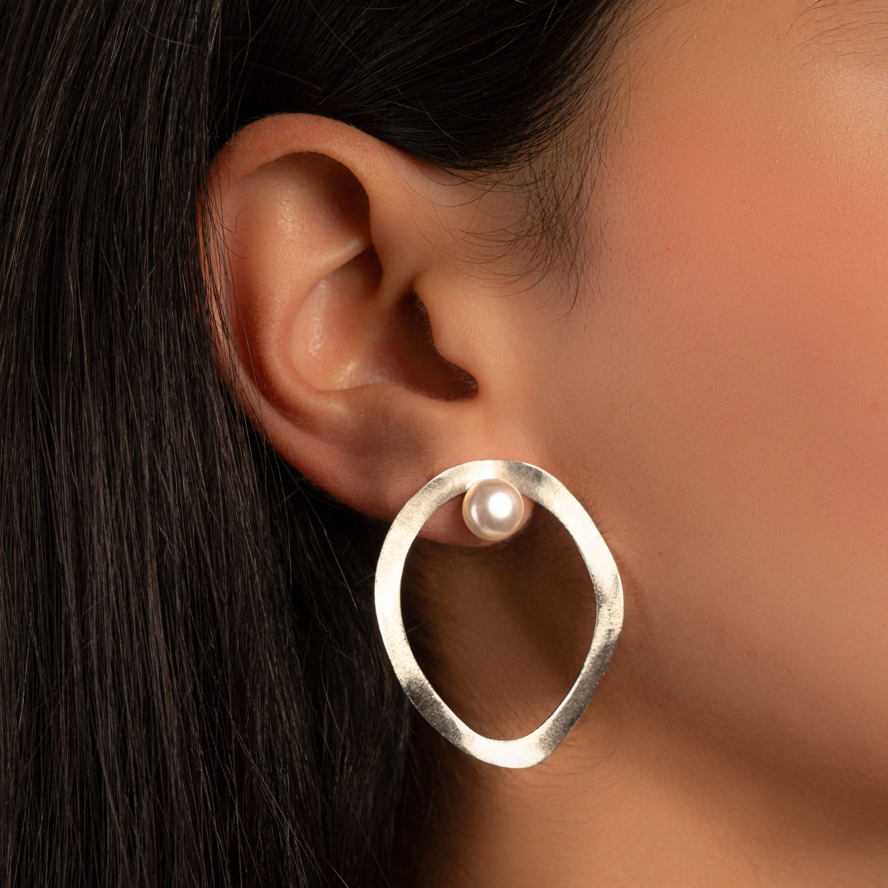 Organic Circle Pearl Earrings - Image 4