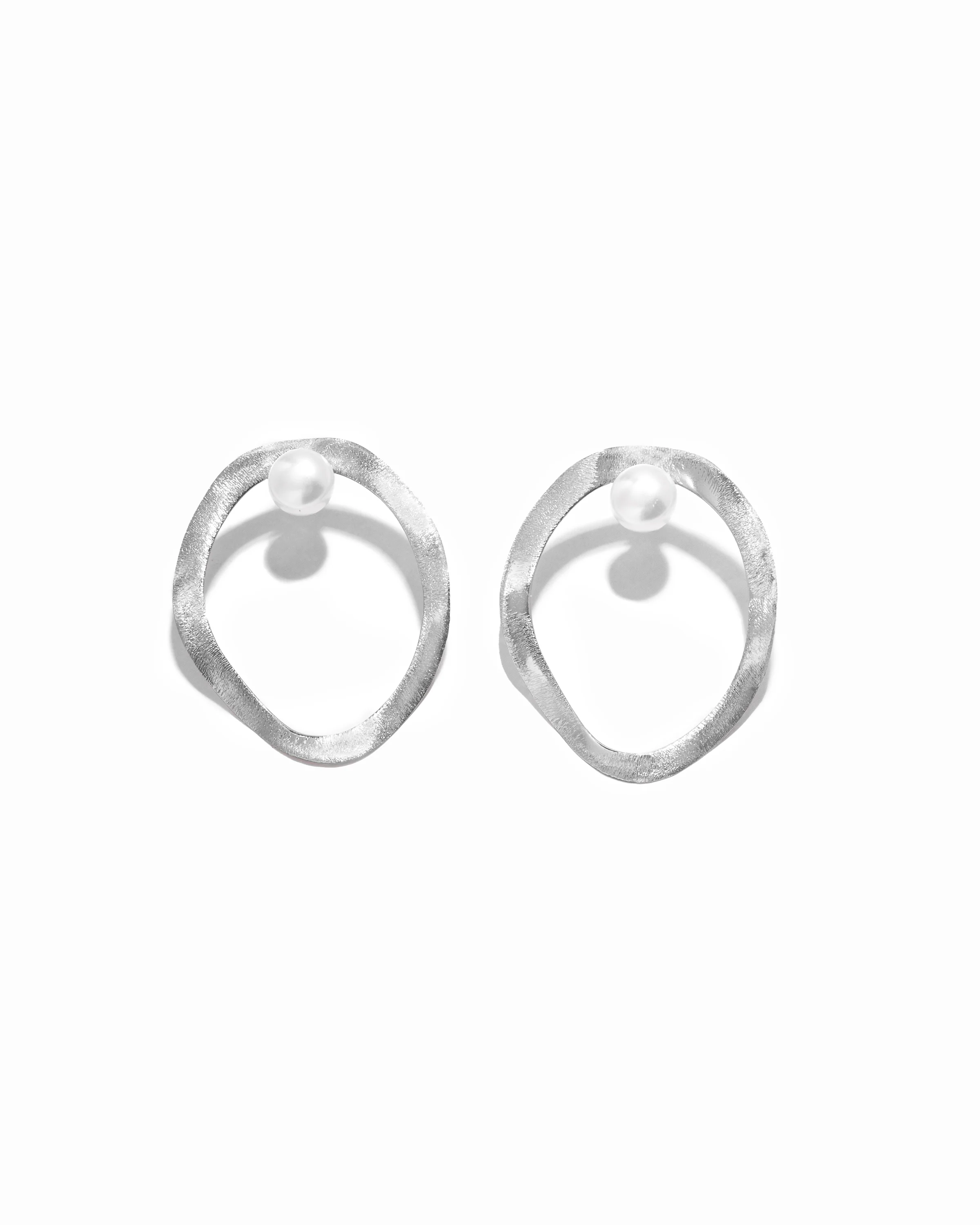 Organic Circle Pearl Earrings - Image 7